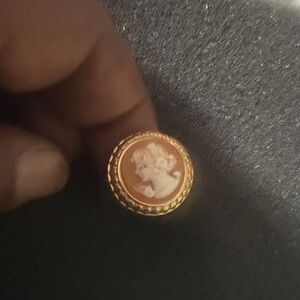 Elegant Gold Cameo Ring